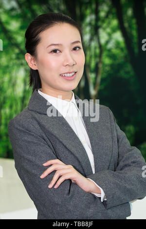 Eine Frau arbeitet in einem Büro. Stockfoto