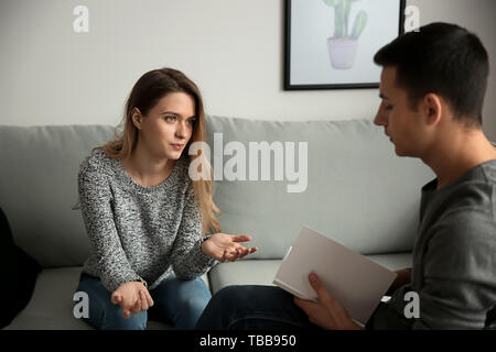 Männliche Psychologe arbeiten mit Patienten im Büro Stockfoto