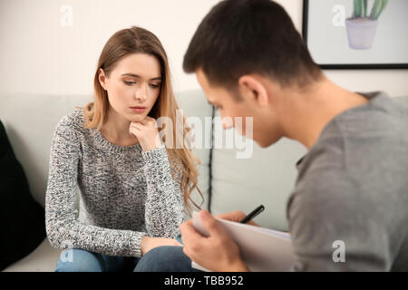 Männliche Psychologe arbeiten mit Patienten im Büro Stockfoto