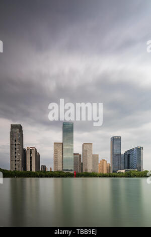 Architektur um Schwanensee, Hefei, Provinz Anhui. Stockfoto