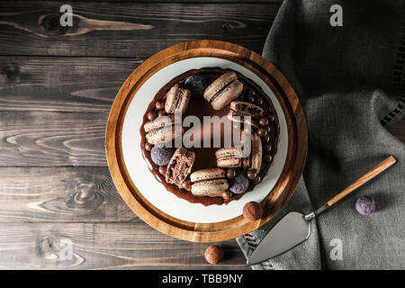 Süße Schokolade Kuchen auf hölzernen Tisch Stockfoto