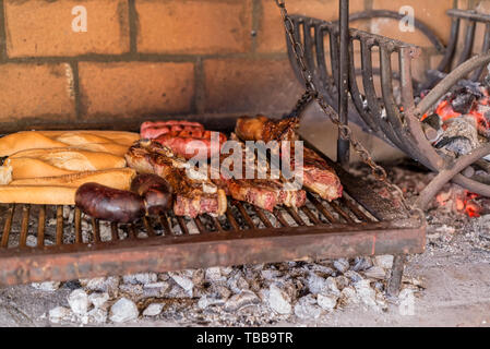 "Argentinischen Grill' Grill auf live Coal (keine Flamme), Rindfleisch "Asado", Brot, "Chorizo" und Blutwurst bin orcilla' Stockfoto