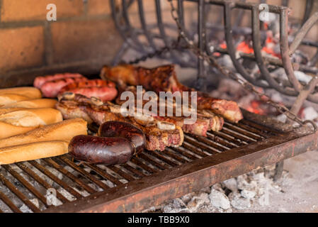 "Argentinischen Grill' Grill auf live Coal (keine Flamme), Rindfleisch "Asado", Brot, "Chorizo" und Blutwurst bin orcilla' Stockfoto