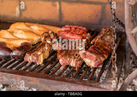 "Argentinischen Grill' Grill auf live Coal (keine Flamme), Rindfleisch "Asado", Brot, "Chorizo" und Blutwurst bin orcilla' Stockfoto