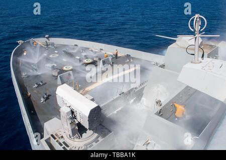 190530-N-DX 072-1072 philippinischen Meer (30. Mai 2019) Segler, die amphibious Transport dock Schiff USS Green Bay LPD (20) ein Test der Zähler des Schiffes durchführen - Messen abwaschbares System. Green Bay, Teil der Wasp Amphibious Ready-Gruppe, die in der Region die Interoperabilität mit Partnern zu verbessern und dienen als ready-Response Force für jede Art von Kontingenz. (U.S. Marine Foto von Mass Communication Specialist 2. Klasse Anaid Bañuelos Rodriguez) Stockfoto