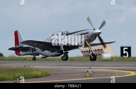 SCAT VII, eine P-51 Mustang, Taxis auf der Landebahn bei einer Fly-in in Spangdahlem Air Base, Germany, 28. Mai 2019. Das Flugzeug wurde einmal von späten US Air Force Brig geflogen. Gen. Robin Olds, einem Ikonischen triple-ace Fighter Pilot, und kam zu dem Base als Display während einer Präsentation von Christina Olds, Autor und Tochter des Allgemeinen. (U.S. Air Force Foto: Staff Sgt. Preston Kirsche) Stockfoto