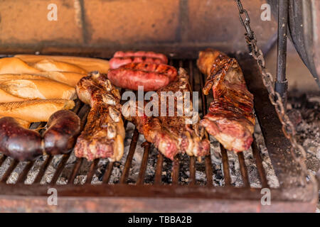 "Argentinischen Grill' Grill auf live Coal (keine Flamme), Rindfleisch "Asado", Brot, "Chorizo" und Blutwurst bin orcilla' Stockfoto