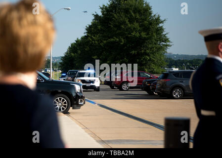 Us-Staatssekretär für Verteidigung für Erwerb und Erhaltung von Ellen M. Herrn trifft sich mit den israelischen Generaldirektor für das Verteidigungsministerium Ehud Adam im Pentagon, Washington, D.C., 29. Mai 2019. (DoD Foto von U.S. Army Sgt. Amber I. Smith) Stockfoto