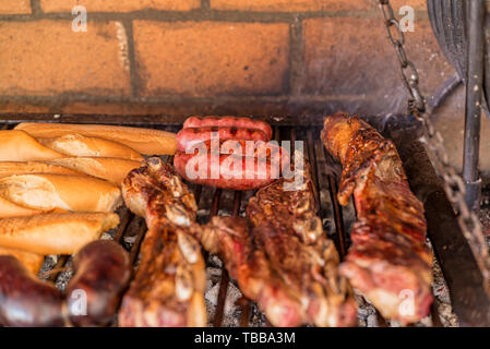 "Argentinischen Grill' Grill auf live Coal (keine Flamme), Rindfleisch "Asado", Brot, "Chorizo" und Blutwurst bin orcilla' Stockfoto