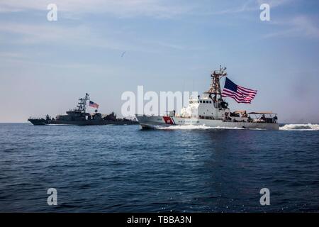 190527-A-YD 127-2092 arabischen Golf (27. Mai 2019) Island class Patrol Boat USCGC Wrangell (WPB 1332) Segeln neben der Cyclone-Klasse Coastal Patrol Schiff USS Wirbelwind (PC11) in den Persischen Golf. Golf-kooperationsrat Nationen und der US-Marine sind die Durchführung von Patrouillen für mehr Sicherheit in der gesamten Region, insbesondere zur Verbesserung der Kommunikation und Abstimmung mit den jeweils anderen zur Unterstützung der regionalen Zusammenarbeit und Naval Maritime Security Operations in den Arabischen Golf. (U.S. Armee Foto von SPC. Vincent Fausnaught/Freigegeben) Stockfoto