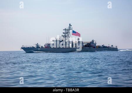 190527-A-YD 127-2021 arabischen Golf (27. Mai 2019) Cyclone-Klasse Coastal Patrol Schiff USS Wirbelwind (PC 11) Fliegen ihre Schlacht ensign während Patrouille in den Arabischen Golf. Golf-kooperationsrat Nationen und der US-Marine sind die Durchführung von Patrouillen für mehr Sicherheit in der gesamten Region, insbesondere zur Verbesserung der Kommunikation und Abstimmung mit den jeweils anderen zur Unterstützung der regionalen Zusammenarbeit und Naval Maritime Security Operations in den Arabischen Golf. (U.S. Armee Foto von SPC. Vincent Fausnaught/Freigegeben) Stockfoto