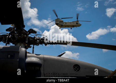 Eine CH-47 Chinook vom 1 Bataillon 228th Aviation Regiment, Ersthelfer, kommt an der Szene von simulierten Hubschrauberabsturz während einer Suche und Rettung übung, 21. Mai 2019, in Comayagua, Honduras. Mitglieder aus verschiedenen Einheiten auf Gemeinsame Task Force - Bravo nahmen an der Übung, die simulierten Ein HH-60 Blackhawk bei einer routinemässigen Flug Personal abgestürzt. Die Übung praktiziert Benachrichtigung, Recall, Suche und Rettung, Szene, medizinische Versorgung, Verwertung von Personal aus niedrigen und hohen Winkel karge Gelände, und die medizinische Versorgung der Verletzten zurück zur Basis. (U.S. Air Fo Stockfoto