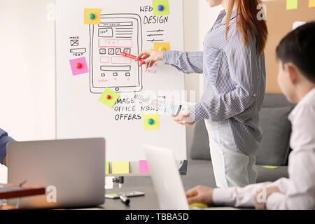 Junge es Designer arbeiten im Büro Stockfoto