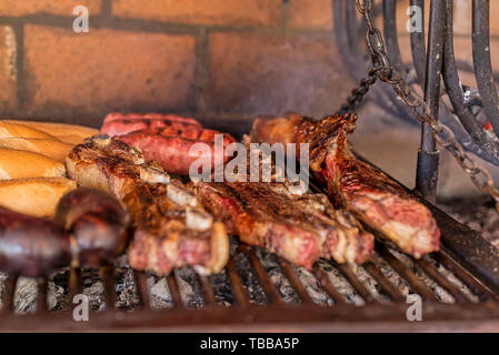 "Argentinischen Grill' Grill auf live Coal (keine Flamme), Rindfleisch "Asado", Brot, "Chorizo" und Blutwurst bin orcilla' Stockfoto