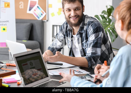 Junge es Designer arbeiten im Büro Stockfoto