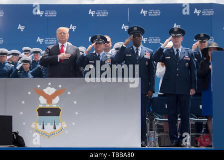 Donald J. Trumpf, Präsident der Vereinigten Staaten, General David L. Goldfein, Generalstabschef der Luftwaffe, Chief Master Sgt Kaleth O. Wright, Cheif Master Sgt der Air Force, und Brigadier General Andrew S. Armacost, Dekan der Fakultät während der Nationalhymne während der US Air Force Academy Klasse von 2019 im Falcon Stadion Staffelung in Colorado Springs, Colorado, 30. Mai 2019 gespielt. Neun - hundert - 89 Kadetten graduierte die neuesten 2 Leutnants in der Air Force. (Air Force Foto/Trevor Cokley) Stockfoto