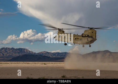 Ein CH-47F Chinook bereitet wie Oregon Army National Guard Piloten aus dem Th 1-168 Allgemeine Unterstützung Aviation Battalion zu landen, mehrere Staub Landung Zertifizierung Flüge am National Training Center (NTC) in Fort Irwin, Kalifornien, USA, 29. Mai 2019 durchführen. 1-168 B co.th Allgemeine Unterstützung Aviation Battalion bietet Air Lift Funktionen und Unterstützung für die 116 Kavallerie Brigade Combat Team. Einen Monat lang NTC-Rotation bietet mehr als 4.000 Service Mitglieder aus 31 Staaten, darunter Einheiten aus 13 nationalen Schutz Staaten und Territorien, mit realistischen Ausbildung ihrer Bekämpfung, Support und sust zu verbessern Stockfoto