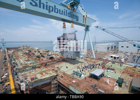 190529-N-N 0101-115 Newport News, Virginia (29. Mai 2019) Die Insel der Flugzeugträger USS John F. Kennedy (CVN 79) auf das Flight Deck während der Mast gelandet ist - stufenschalter Zeremonie an der Huntington Ingalls Branchen Newport News Shipbuilding in Newport News, Virginia, 29. Mai 2019. Die Veranstaltung fiel mit dem Geburtstag des Schiffes Namensvetter, ehemaliger Präsident John F. Kennedy. Kapitän Todd Marzano, prospektive kommandierender Offizier des Schiffes, seine aviator Wings unter der Insel während der Zeremonie. Mit der Insel, Kennedy ist mehr als 90 Prozent im Rohbau. (U.S. Marine Foto mit freundlicher Genehmigung Stockfoto