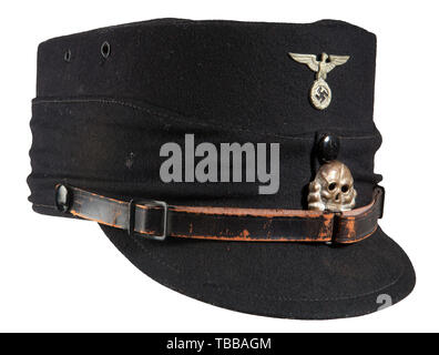 Die John PEPERA, einer Kollektion Kepi für NCO/EM der Allgemeinen SS, sogenannte "Traditionsmütze' (Tr. "Traditionelle gap"). Schwarze wolle Körper-, Band- und Visor, Anfang, versilbert cap Insignia (Schädel attachment Zacken fehlt), schwarzes Leder, drei Stück Kinnriemen. Schwarz Leinen Futter mit aufgedruckten golden SS-Runen in einem Kreis auf intakte Feuchtigkeit schützen. Schwer beschädigte und fehlende Leder Schweißband mit rzm Tag., Editorial-Use - Nur Stockfoto