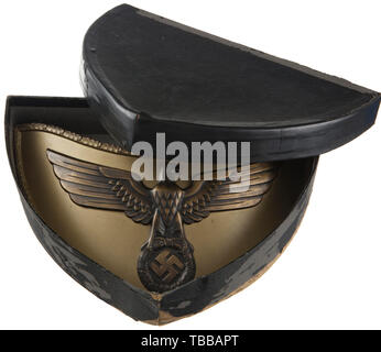 Die John PEPERA SAMMLUNG, ein Gorget für die NSDAP Fahnenträger, Gold eloxiert nierenförmigen Aluminiumplatte mit oakleaf Bekanten und brüniert Adler. Rückwärts in hellem Grün Wolle mit zwei Kette Clips jedes abgestempelte "RZM (Kreis) M/14" abgedeckt werden. Gold eloxiert und poliert Aluminium Hals Kette besteht aus wechselnden Verbindungen mit nationalen Adler und Hakenkreuze. Der erste und der letzte Link jedes abgestempelte "sind RZM (Kreis) M/14". Mit stark beschädigten Aufbewahrungsbox., Editorial-Use - Nur Stockfoto