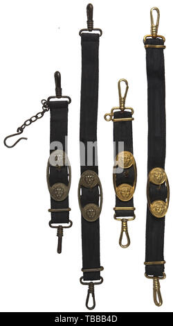 Die John PEPERA SAMMLUNG, zwei Paare von Naval Dolch Officer Kleiderbügel, ein Paar gebaut von schwarzem Samt moiré Stoff mit vergoldeten Aluminium gesichert. Umkehrbuchung von kurzen Gurt Exponate starken Verschleiß. Das zweite Paar gebaut von schwarzem Samt gesichert moiré Stoff mit versilberten Messing für eine administrative Offizielle. Kurze Schlaufe Exponate tragen., Editorial-Use - Nur Stockfoto