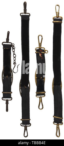Die John PEPERA SAMMLUNG, zwei Paare von Naval Dolch Officer Kleiderbügel, ein Paar gebaut von schwarzem Samt moiré Stoff mit vergoldeten Aluminium gesichert. Umkehrbuchung von kurzen Gurt Exponate starken Verschleiß. Das zweite Paar gebaut von schwarzem Samt gesichert moiré Stoff mit versilberten Messing für eine administrative Offizielle. Kurze Schlaufe Exponate tragen., Editorial-Use - Nur Stockfoto