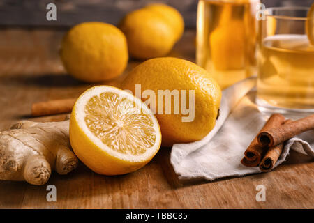 Frische Zitrone mit Ingwer und Zimt auf hölzernen Tisch Stockfoto