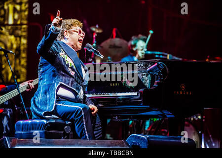 Verona, Italien. 29 Mai, 2019. Elton John, lebende Legende der Welt Pop Musik, hat für das erste Datum der Arena di Verona und der drei Termine in Italien festgelegt (der Dritte wird ein Lucca am 7. Juli) seinen Abschied Yellow Brick Road, der Farewell Tour an der Szene im Jahr 2018 in den Vereinigten Staaten und 300 Konzerte in 3 Jahren und auf 5 Kontinenten gehören durchgeführt. Eine autobiografische Konzert, das berührt alle die größten Hits des King of Pop. Credit: Luigi Rizzo/Pacific Press/Alamy leben Nachrichten Stockfoto