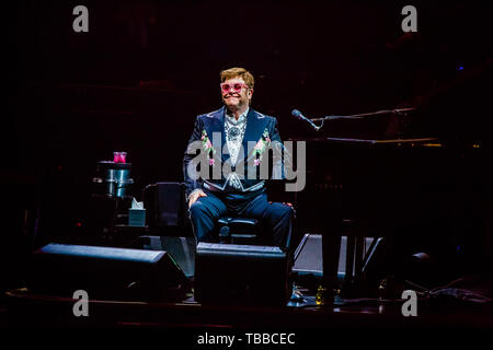 Verona, Italien. 29 Mai, 2019. Elton John, lebende Legende der Welt Pop Musik, hat für das erste Datum der Arena di Verona und der drei Termine in Italien festgelegt (der Dritte wird ein Lucca am 7. Juli) seinen Abschied Yellow Brick Road, der Farewell Tour an der Szene im Jahr 2018 in den Vereinigten Staaten und 300 Konzerte in 3 Jahren und auf 5 Kontinenten gehören durchgeführt. Eine autobiografische Konzert, das berührt alle die größten Hits des King of Pop. Credit: Luigi Rizzo/Pacific Press/Alamy leben Nachrichten Stockfoto