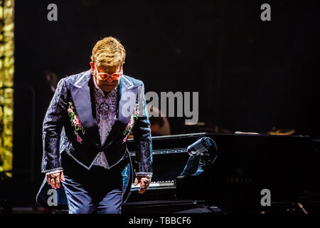Verona, Italien. 29 Mai, 2019. Elton John, lebende Legende der Welt Pop Musik, hat für das erste Datum der Arena di Verona und der drei Termine in Italien festgelegt (der Dritte wird ein Lucca am 7. Juli) seinen Abschied Yellow Brick Road, der Farewell Tour an der Szene im Jahr 2018 in den Vereinigten Staaten und 300 Konzerte in 3 Jahren und auf 5 Kontinenten gehören durchgeführt. Eine autobiografische Konzert, das berührt alle die größten Hits des King of Pop. Credit: Luigi Rizzo/Pacific Press/Alamy leben Nachrichten Stockfoto