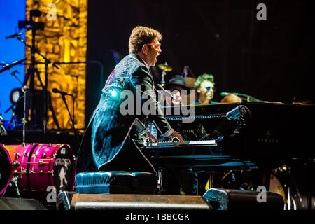 Verona, Italien. 29 Mai, 2019. Elton John, lebende Legende der Welt Pop Musik, hat für das erste Datum der Arena di Verona und der drei Termine in Italien festgelegt (der Dritte wird ein Lucca am 7. Juli) seinen Abschied Yellow Brick Road, der Farewell Tour an der Szene im Jahr 2018 in den Vereinigten Staaten und 300 Konzerte in 3 Jahren und auf 5 Kontinenten gehören durchgeführt. Eine autobiografische Konzert, das berührt alle die größten Hits des King of Pop. Credit: Luigi Rizzo/Pacific Press/Alamy leben Nachrichten Stockfoto