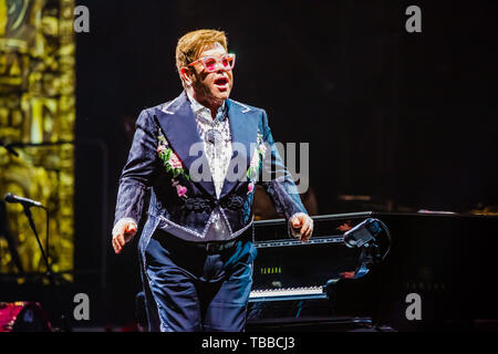 Verona, Italien. 29 Mai, 2019. Elton John, lebende Legende der Welt Pop Musik, hat für das erste Datum der Arena di Verona und der drei Termine in Italien festgelegt (der Dritte wird ein Lucca am 7. Juli) seinen Abschied Yellow Brick Road, der Farewell Tour an der Szene im Jahr 2018 in den Vereinigten Staaten und 300 Konzerte in 3 Jahren und auf 5 Kontinenten gehören durchgeführt. Eine autobiografische Konzert, das berührt alle die größten Hits des King of Pop. Credit: Luigi Rizzo/Pacific Press/Alamy leben Nachrichten Stockfoto