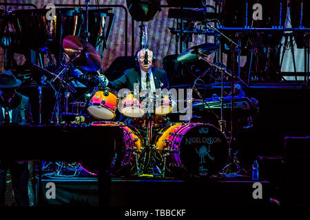 Verona, Italien. 29 Mai, 2019. Elton John, lebende Legende der Welt Pop Musik, hat für das erste Datum der Arena di Verona und der drei Termine in Italien festgelegt (der Dritte wird ein Lucca am 7. Juli) seinen Abschied Yellow Brick Road, der Farewell Tour an der Szene im Jahr 2018 in den Vereinigten Staaten und 300 Konzerte in 3 Jahren und auf 5 Kontinenten gehören durchgeführt. Eine autobiografische Konzert, das berührt alle die größten Hits des King of Pop. Credit: Luigi Rizzo/Pacific Press/Alamy leben Nachrichten Stockfoto