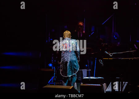Verona, Italien. 29 Mai, 2019. Elton John, lebende Legende der Welt Pop Musik, hat für das erste Datum der Arena di Verona und der drei Termine in Italien festgelegt (der Dritte wird ein Lucca am 7. Juli) seinen Abschied Yellow Brick Road, der Farewell Tour an der Szene im Jahr 2018 in den Vereinigten Staaten und 300 Konzerte in 3 Jahren und auf 5 Kontinenten gehören durchgeführt. Eine autobiografische Konzert, das berührt alle die größten Hits des King of Pop. Credit: Luigi Rizzo/Pacific Press/Alamy leben Nachrichten Stockfoto