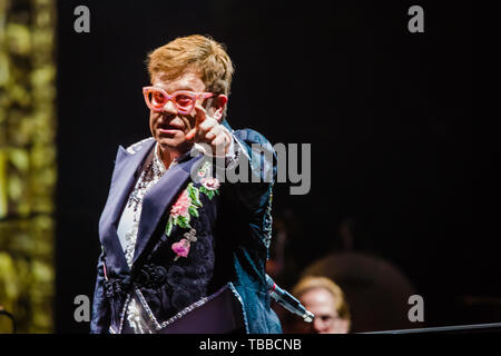 Verona, Italien. 29 Mai, 2019. Elton John, lebende Legende der Welt Pop Musik, hat für das erste Datum der Arena di Verona und der drei Termine in Italien festgelegt (der Dritte wird ein Lucca am 7. Juli) seinen Abschied Yellow Brick Road, der Farewell Tour an der Szene im Jahr 2018 in den Vereinigten Staaten und 300 Konzerte in 3 Jahren und auf 5 Kontinenten gehören durchgeführt. Eine autobiografische Konzert, das berührt alle die größten Hits des King of Pop. Credit: Luigi Rizzo/Pacific Press/Alamy leben Nachrichten Stockfoto