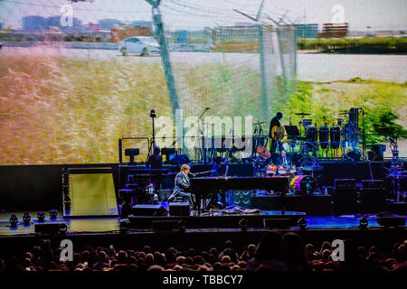 Verona, Italien. 29 Mai, 2019. Elton John, lebende Legende der Welt Pop Musik, hat für das erste Datum der Arena di Verona und der drei Termine in Italien festgelegt (der Dritte wird ein Lucca am 7. Juli) seinen Abschied Yellow Brick Road, der Farewell Tour an der Szene im Jahr 2018 in den Vereinigten Staaten und 300 Konzerte in 3 Jahren und auf 5 Kontinenten gehören durchgeführt. Eine autobiografische Konzert, das berührt alle die größten Hits des King of Pop. Credit: Luigi Rizzo/Pacific Press/Alamy leben Nachrichten Stockfoto