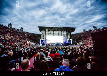 Verona, Italien. 29 Mai, 2019. Elton John, lebende Legende der Welt Pop Musik, hat für das erste Datum der Arena di Verona und der drei Termine in Italien festgelegt (der Dritte wird ein Lucca am 7. Juli) seinen Abschied Yellow Brick Road, der Farewell Tour an der Szene im Jahr 2018 in den Vereinigten Staaten und 300 Konzerte in 3 Jahren und auf 5 Kontinenten gehören durchgeführt. Eine autobiografische Konzert, das berührt alle die größten Hits des King of Pop. Credit: Luigi Rizzo/Pacific Press/Alamy leben Nachrichten Stockfoto