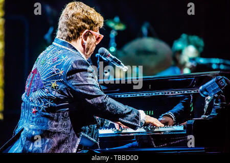 Verona, Italien. 29 Mai, 2019. Elton John, lebende Legende der Welt Pop Musik, hat für das erste Datum der Arena di Verona und der drei Termine in Italien festgelegt (der Dritte wird ein Lucca am 7. Juli) seinen Abschied Yellow Brick Road, der Farewell Tour an der Szene im Jahr 2018 in den Vereinigten Staaten und 300 Konzerte in 3 Jahren und auf 5 Kontinenten gehören durchgeführt. Eine autobiografische Konzert, das berührt alle die größten Hits des King of Pop. Credit: Luigi Rizzo/Pacific Press/Alamy leben Nachrichten Stockfoto