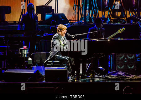 Verona, Italien. 29 Mai, 2019. Elton John, lebende Legende der Welt Pop Musik, hat für das erste Datum der Arena di Verona und der drei Termine in Italien festgelegt (der Dritte wird ein Lucca am 7. Juli) seinen Abschied Yellow Brick Road, der Farewell Tour an der Szene im Jahr 2018 in den Vereinigten Staaten und 300 Konzerte in 3 Jahren und auf 5 Kontinenten gehören durchgeführt. Eine autobiografische Konzert, das berührt alle die größten Hits des King of Pop. Credit: Luigi Rizzo/Pacific Press/Alamy leben Nachrichten Stockfoto