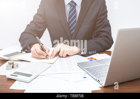 Unternehmer, die Datensätze in einem Notebook Stockfoto