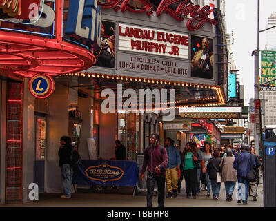 New York - USA, 21. Mai - 2015 Menschen zu Fuß auf der Straße und King Blues Club & Grill in New Yor Stockfoto