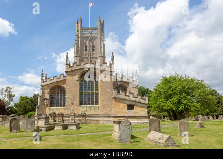 Cotswolds historische Gebäude aus Stein Kirchhof der Kirche der Heiligen Maria, Fairford, Gloucestershire, England, Großbritannien Stockfoto