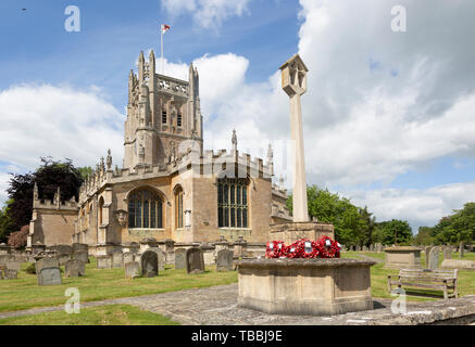 Cotswolds historische Gebäude aus Stein Kirchhof der Kirche der Heiligen Maria, Fairford, Gloucestershire, England, Großbritannien Stockfoto