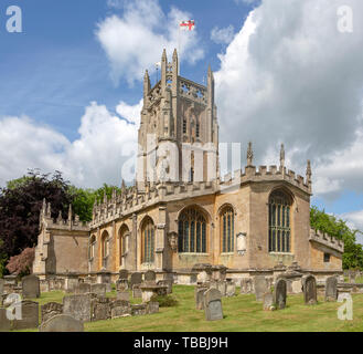 Cotswolds historische Gebäude aus Stein Kirchhof der Kirche der Heiligen Maria, Fairford, Gloucestershire, England, Großbritannien Stockfoto