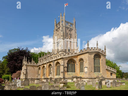 Cotswolds historische Gebäude aus Stein Kirchhof der Kirche der Heiligen Maria, Fairford, Gloucestershire, England, Großbritannien Stockfoto