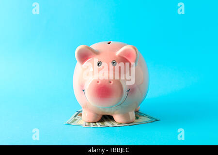 Happy Sparschwein mit Dollar auf farbigen Hintergrund, Platz für Text. Finanzen, Geld sparen Stockfoto