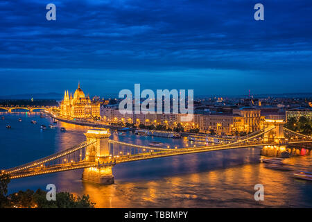 Panorama von Budapest bei Nacht. Ungarische Wahrzeichen: Die Kettenbrücke, das Parlament und die Donau in Budapest. Stockfoto