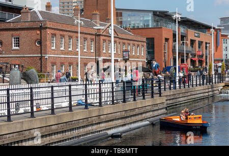 Portsmouth, England, Großbritannien. Mai 2019. Die Gunwharf Quays Outlet Shopping Komplex auf der Uferpromenade in Portsmouth, Großbritannien Stockfoto