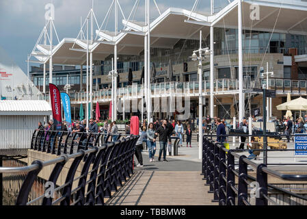 Portsmouth, England, Großbritannien. Mai 2019. Die Gunwharf Quays Outlet Shopping Komplex auf der Uferpromenade in Portsmouth, Großbritannien Stockfoto