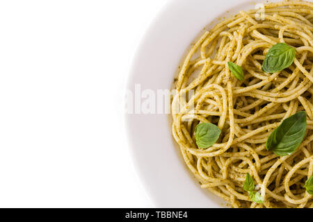 Spaghetti Pasta mit Pesto auf weißem Hintergrund. Stockfoto